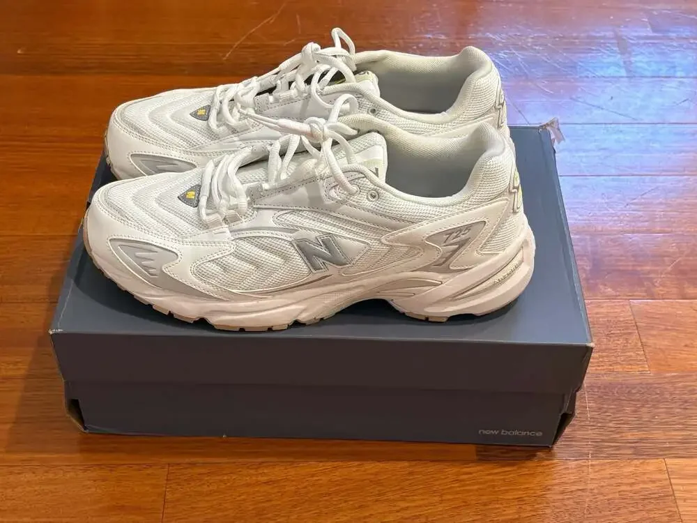 New Balance 725v1 Lifestyle Athletic Sneakers in White/Yellow ML725AF